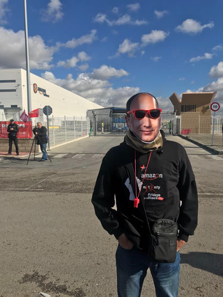 A protester in Spain wears a Jeff Bezos mask.